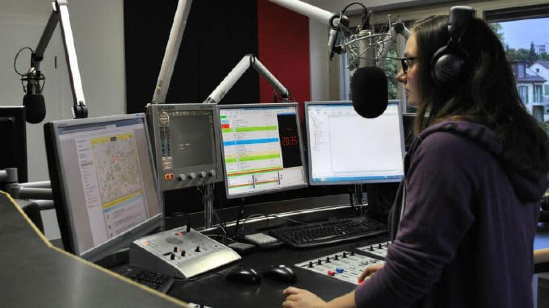 Eine Frau, die in einem Radiosender arbeitet.