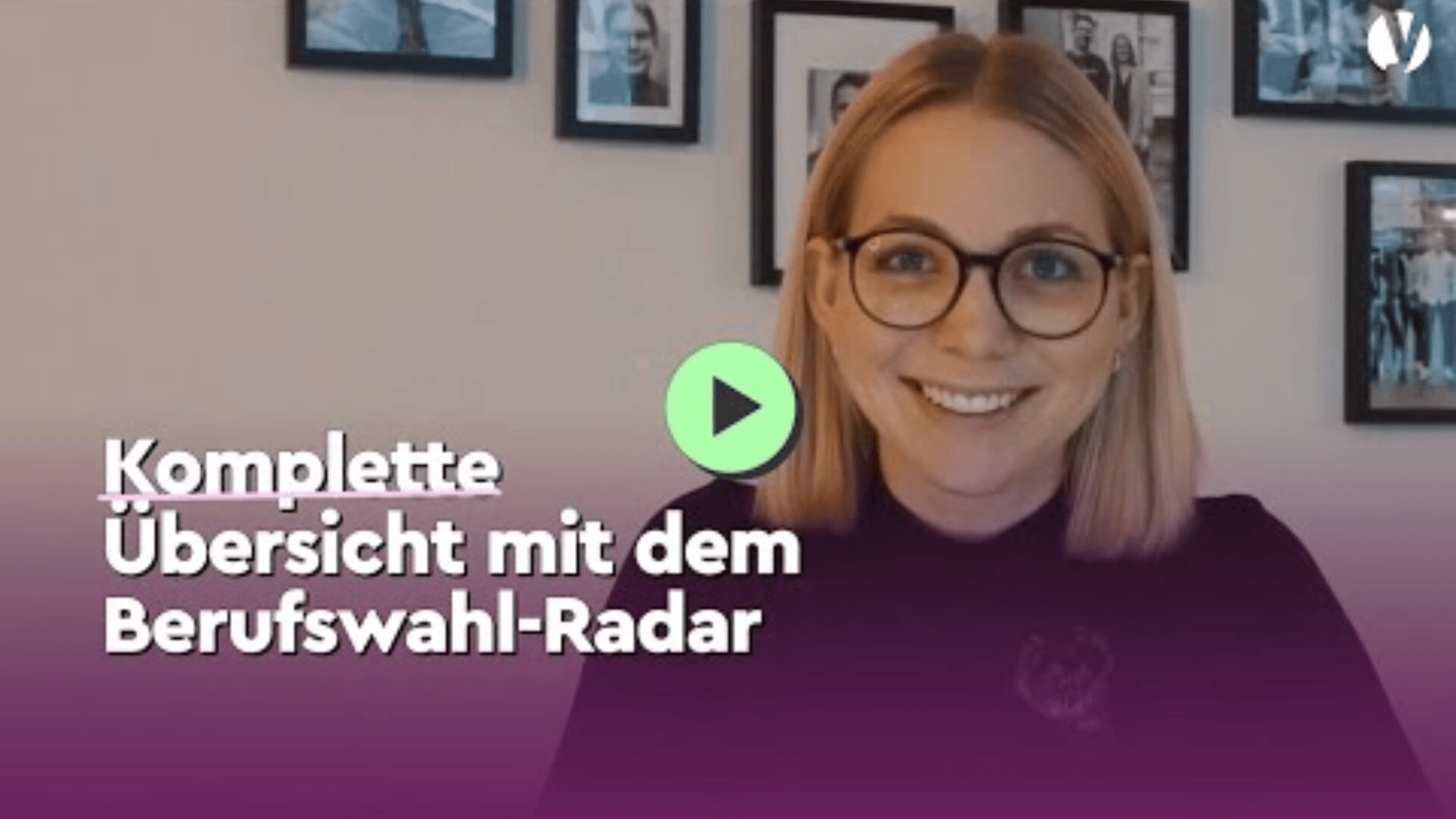 Eine lächelnde Frau mit Brille sitzt in einem Haus vor gerahmten Fotos. Der Text auf dem Bild lautet: Komplette Übersicht mit dem Berufswahl-Radar. In der Mitte des Bildes befindet sich eine grüne Abspieltaste.