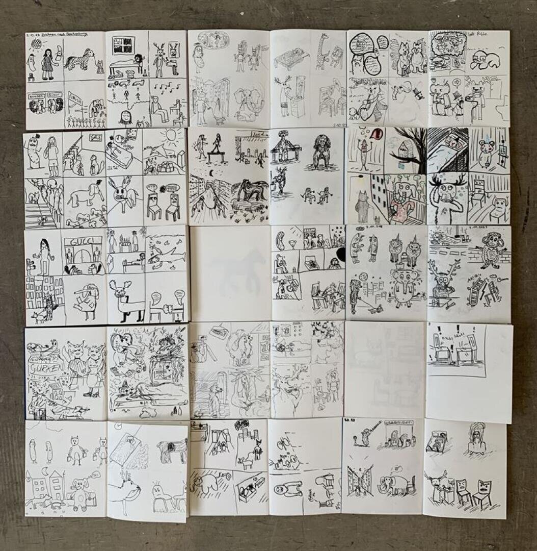Eine Collage aus handgezeichneten Comic-Panels mit einfachen schwarzen Tuschezeichnungen von Tieren, Menschen und verschiedenen Szenen auf kleinen Quadraten aus weißem Papier, die in einem 6 x 6-Raster auf einer grauen Fläche angeordnet sind.