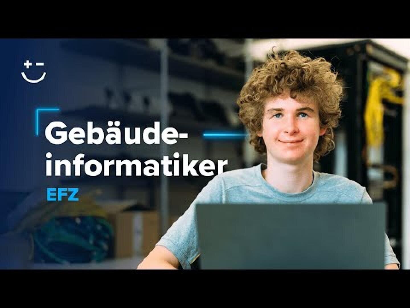 Junge Person mit lockigem Haar sitzt an einem Schreibtisch mit einem Laptop und lächelt. Im Hintergrund sind technische Geräte zu sehen. Der deutsche Text lautet: Gebäudeinformatiker EFZ.