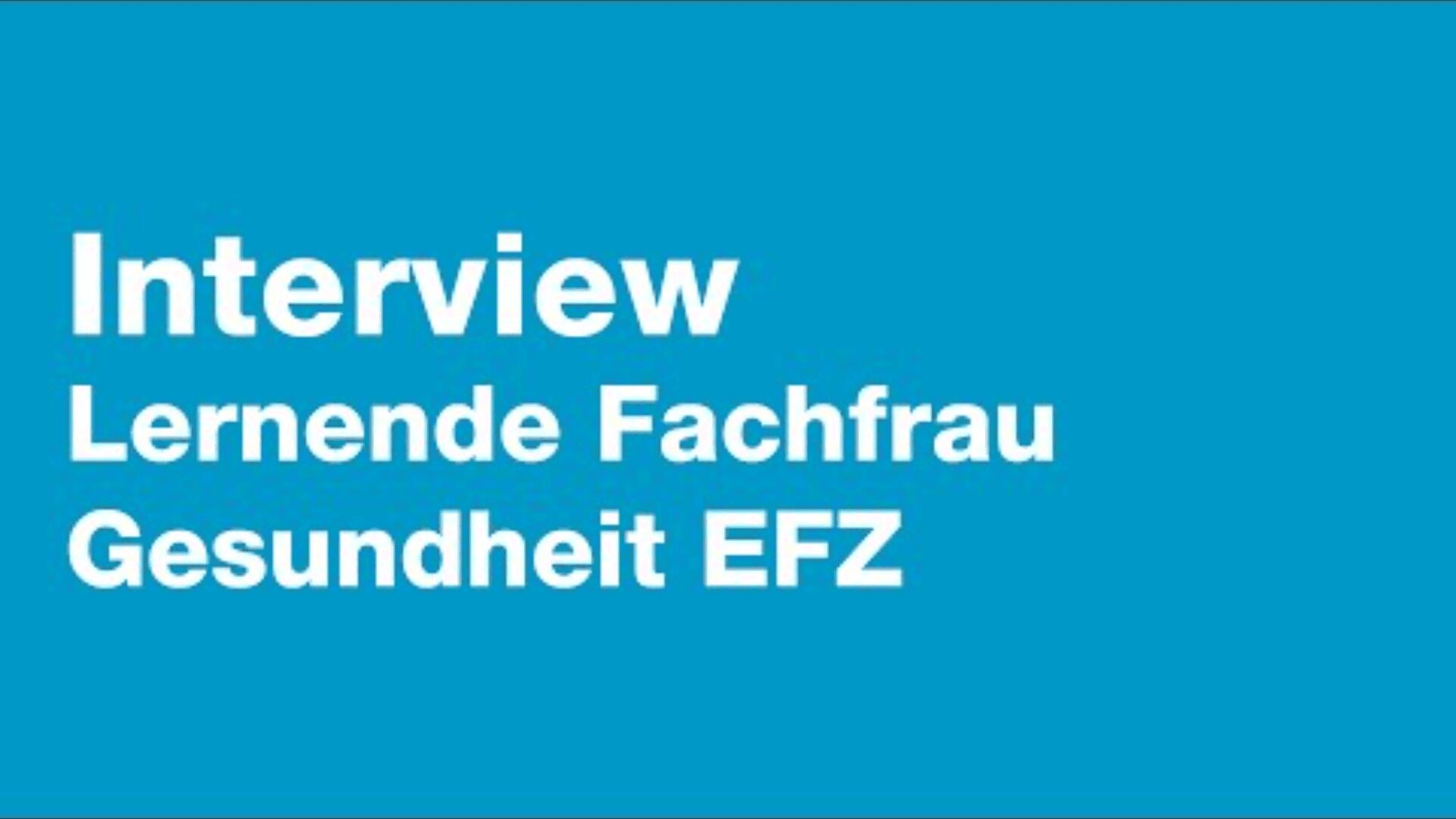 Weisser Text auf blauem Hintergrund: Interview Lernende Fachfrau Gesundheit EFZ.