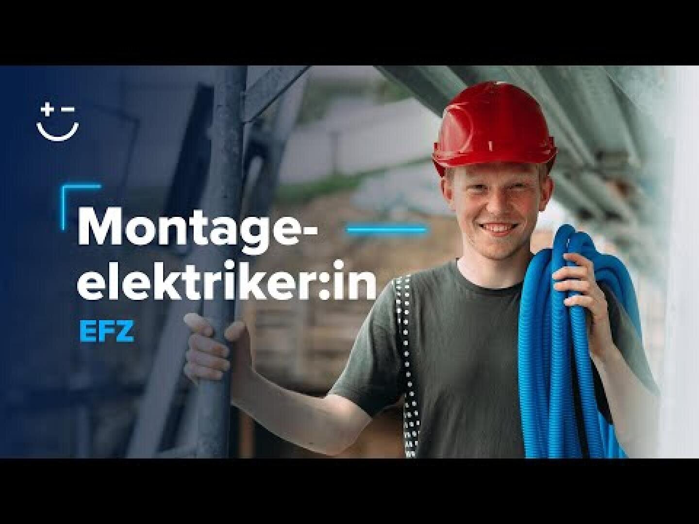 Ein lächelnder Bauarbeiter mit rotem Schutzhelm hält ein blaues Elektrorohr. Der Text lautet Montage-elektriker:in EFZ. Der Hintergrund zeigt eine Baustelle mit Baugerüsten.
