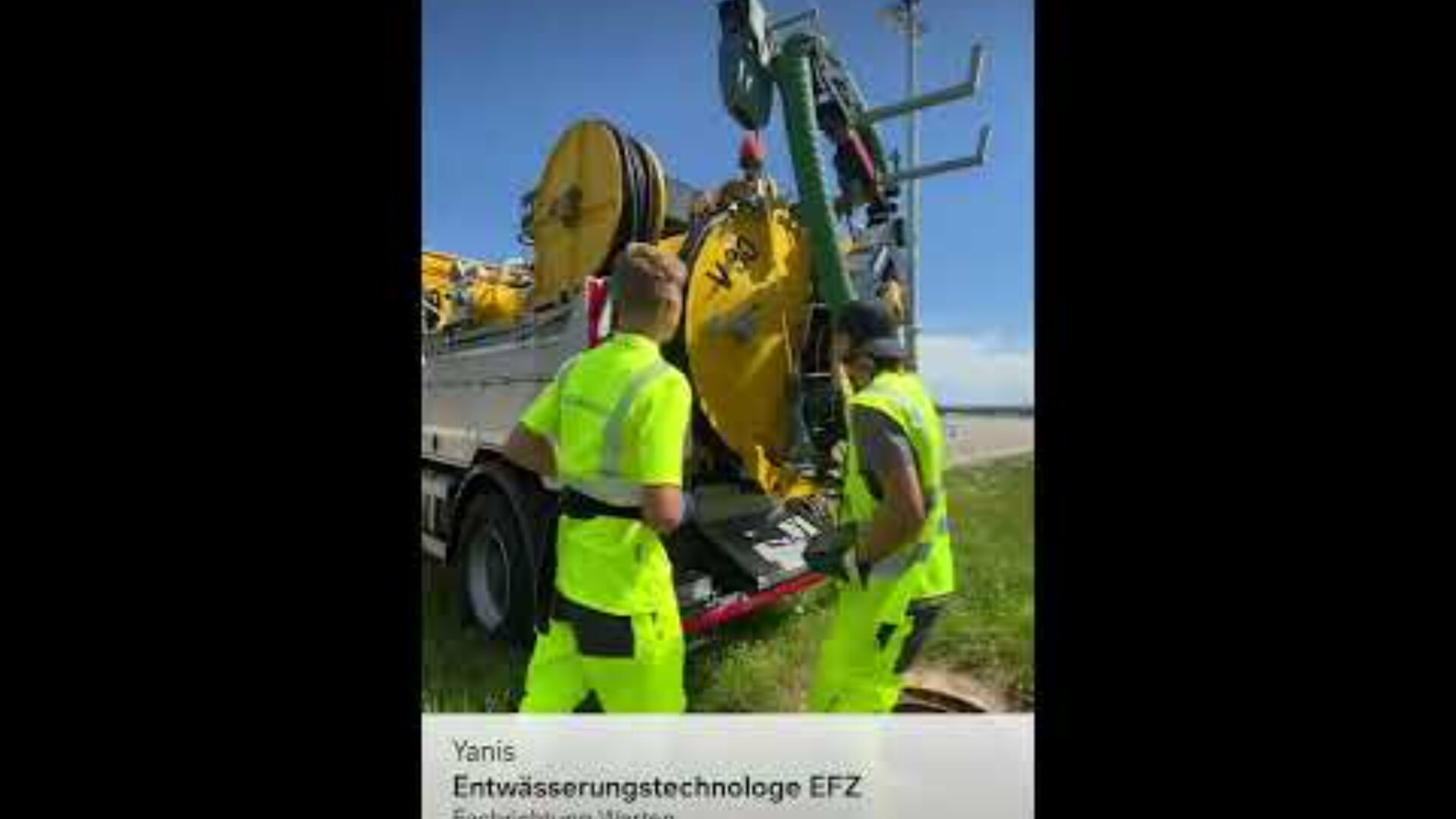 Zwei Arbeiter in leuchtend gelber Schutzkleidung stehen an einem sonnigen Tag neben einem Lastwagen mit großen gelben Entwässerungsgeräten. Der Text am unteren Rand lautet: Yanis Entwässerungstechnologe EFZ.