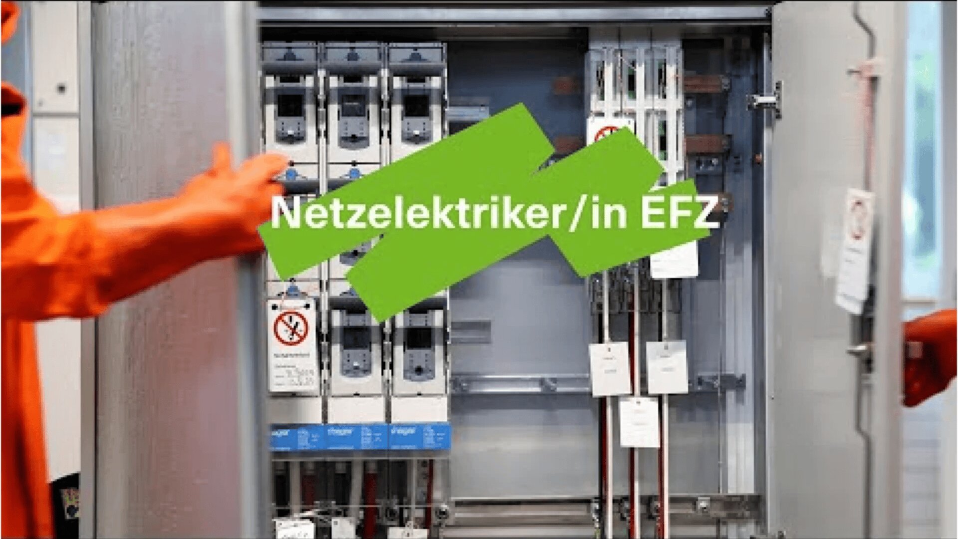 Eine Person in einem orangefarbenen Outfit öffnet einen Schaltschrank mit Schaltern und Kabeln. In der Mitte des Bildes erscheint der Text Netzelektriker/in EFZ.