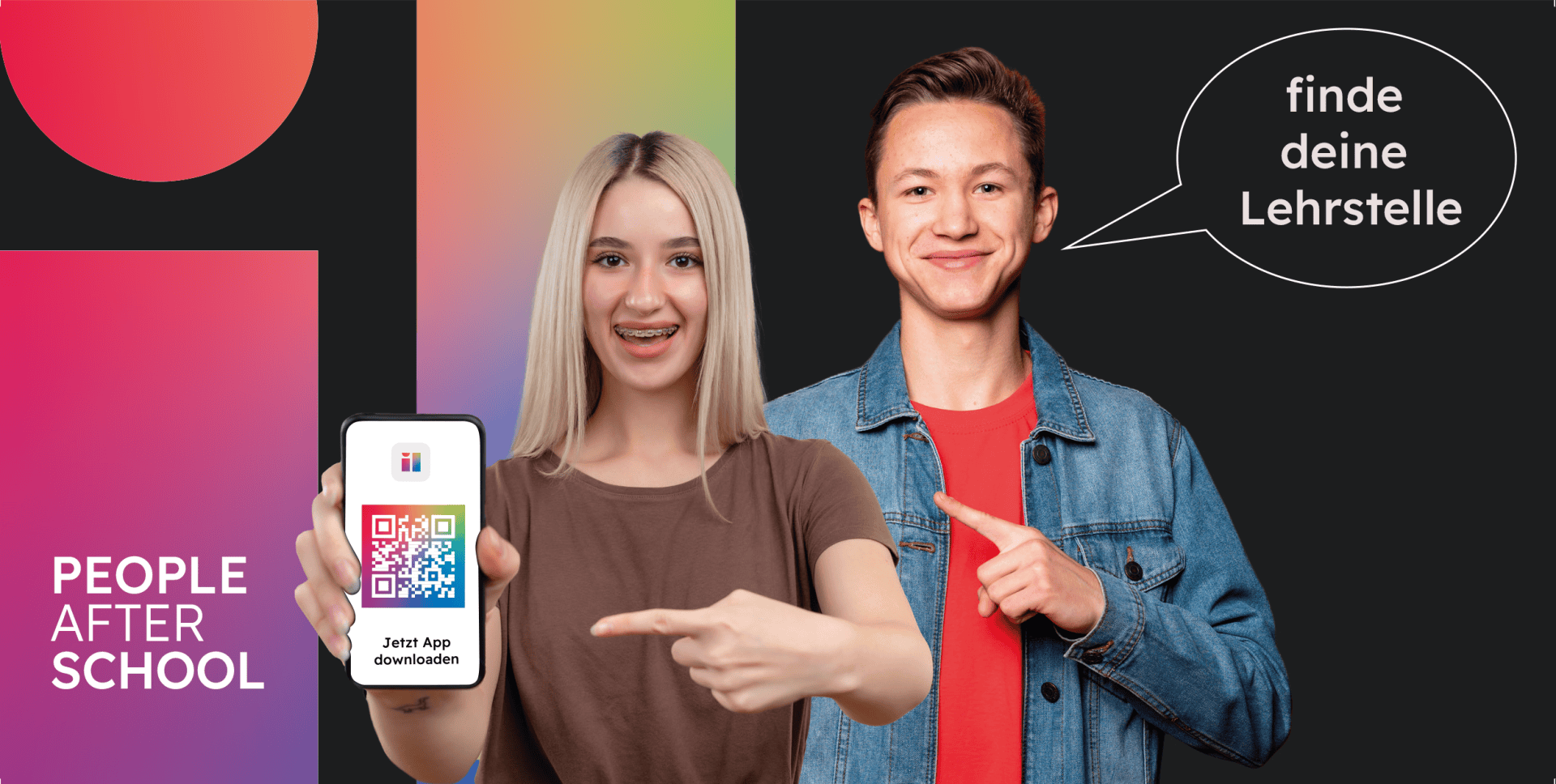 Zwei lächelnde Teenager stehen zusammen. Das Mädchen hält ein Handy in der Hand, auf dem ein bunter QR-Code zu sehen ist, und der Junge zeigt darauf. In einer Sprechblase steht, finde deine Lehrstelle. Der Text darunter lautet: Menschen nach der Schule.