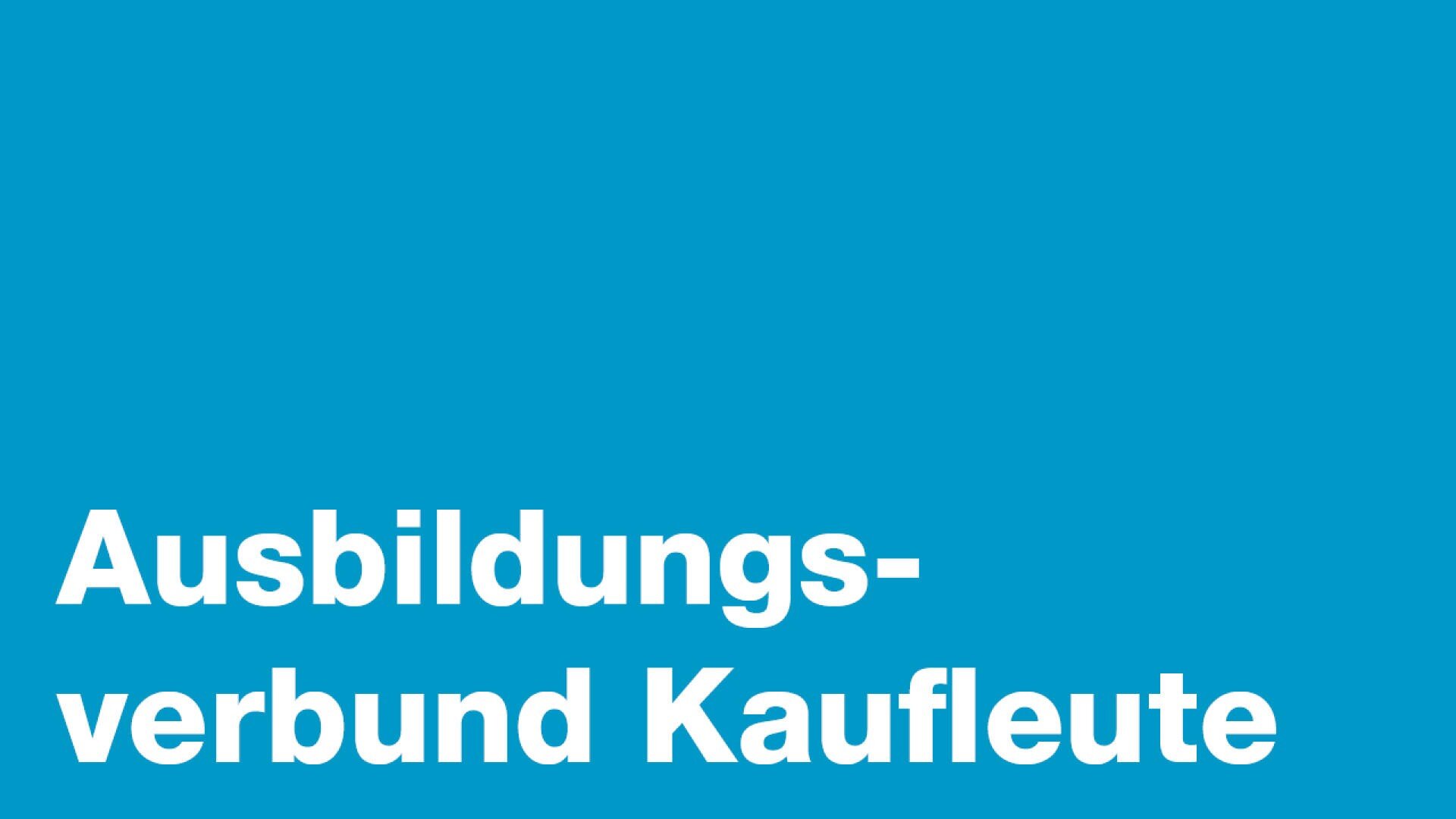Der weiße Text auf blauem Hintergrund lautet: Ausbildungsverbund Kaufleute. Der Text ist linksbündig und in drei Zeilen aufgeteilt.