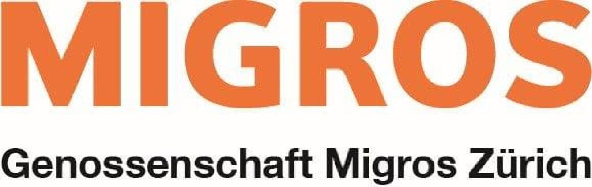 Das Bild zeigt das Logo der Migros mit MIGROS in grossen orangefarbenen Buchstaben über der Genossenschaft Migros Zürich in schwarzer Schrift auf weissem Hintergrund.