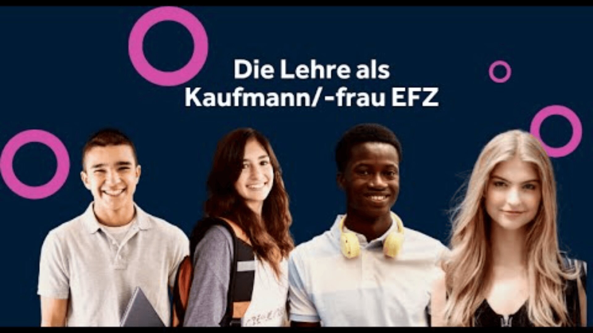 Vier lächelnde junge Erwachsene stehen vor einem dunklen Hintergrund mit rosa Kreisen. Über ihnen steht der Text: Die Lehre als Kaufmann/-frau EFZ.
