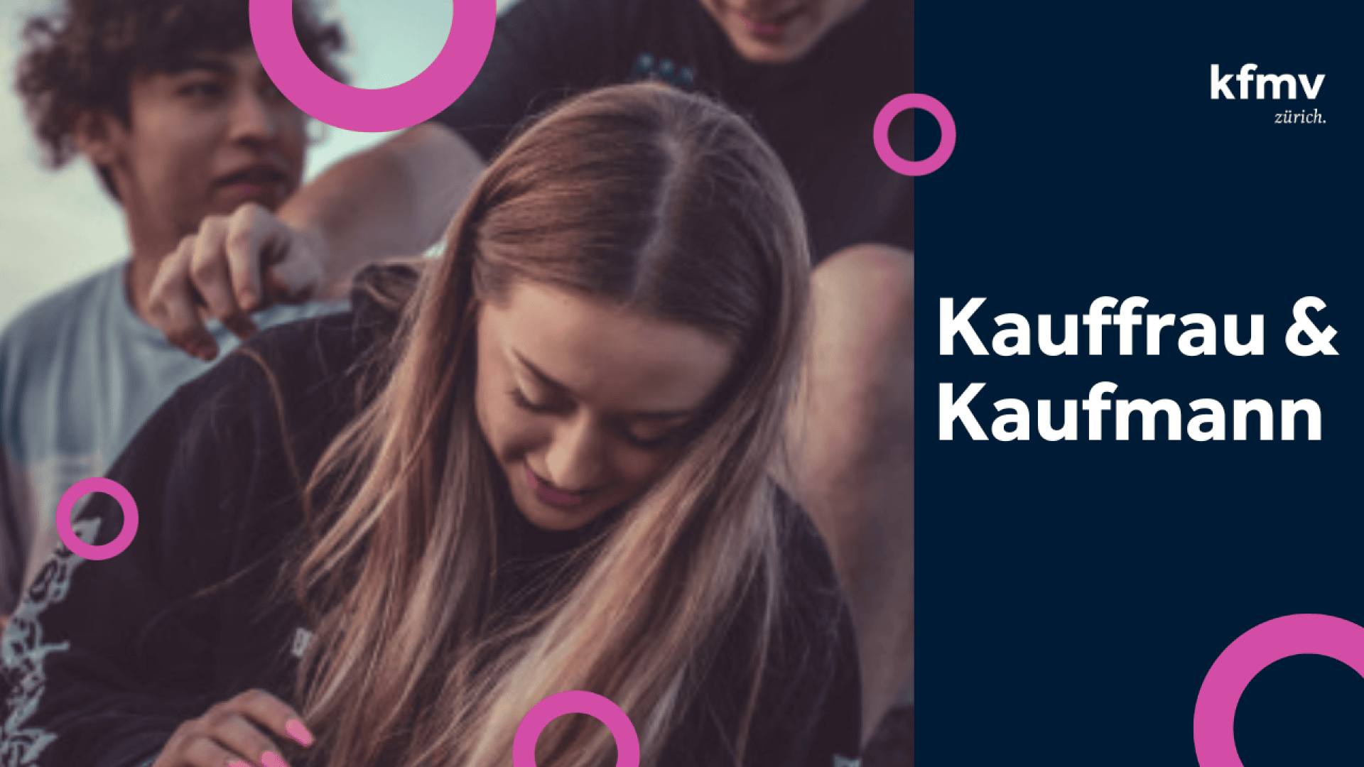 Drei junge Leute unterhalten sich im Freien; ein Mädchen lächelt und schaut nach unten, während ein Junge spielerisch nach ihr greift. Rechts steht in weisser Schrift Kauffrau & Kaufmann, darüber ein kleines Logo des kfmv zürich. Rosa Ringe schmücken das Bild.