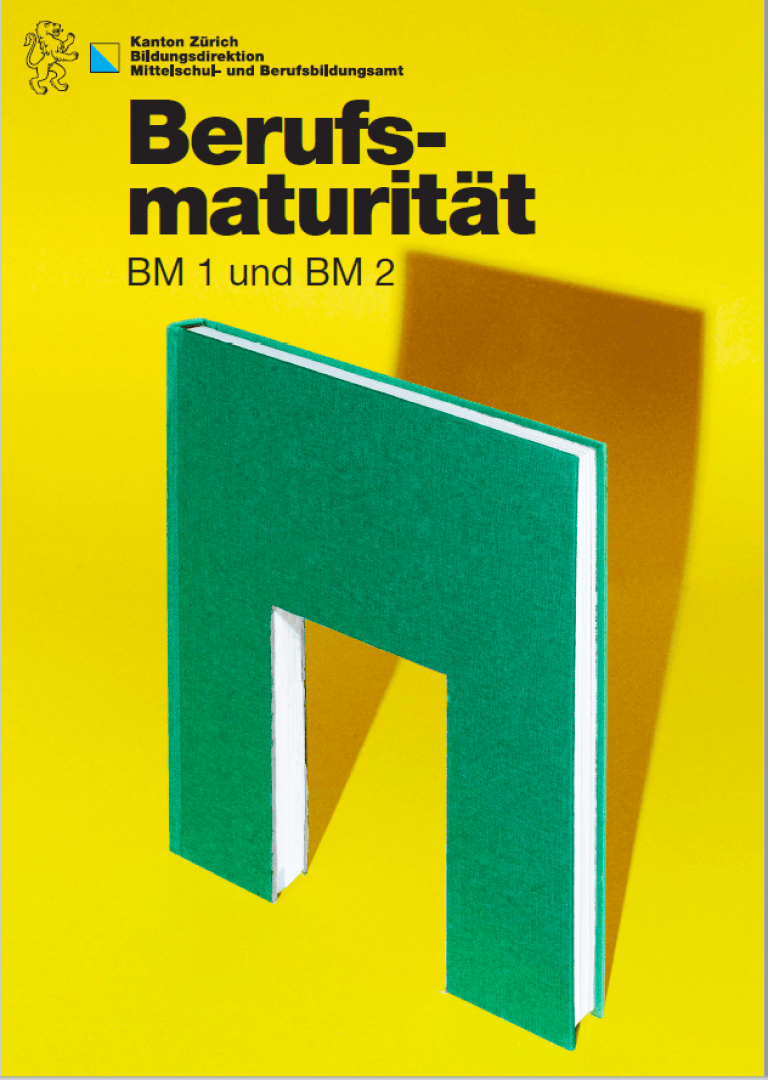 Ein grünes Buch steht aufrecht mit gebogenem Deckel, der den Buchstaben M bildet, vor einem leuchtend gelben Hintergrund. Der Text darüber lautet: Berufsmaturität BM 1 und BM 2.