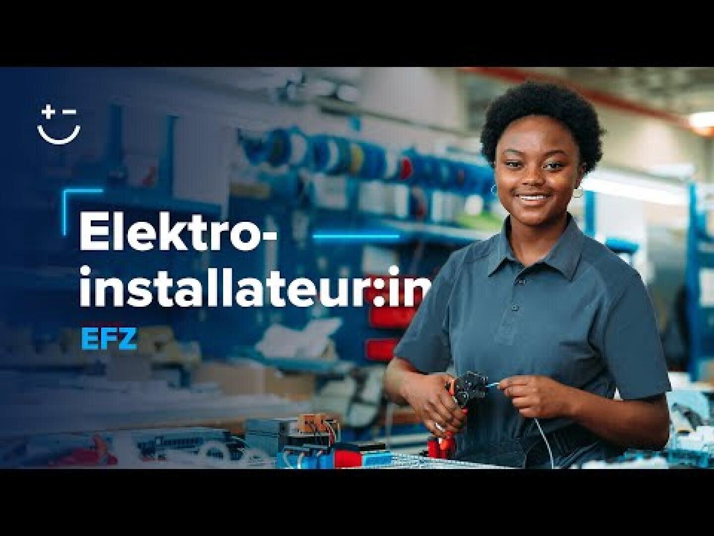 Eine lächelnde Frau in einem dunklen Hemd steht in einer Werkstatt und hält Elektrowerkzeuge in der Hand. Der Text lautet Elektroinstallateur:in EFZ vor einem Hintergrund mit Werkzeugen und Geräten.