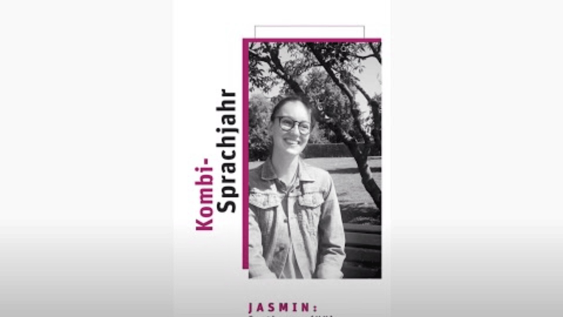 Schwarz-Weiß-Foto einer lächelnden Person mit Brille und Jeansjacke, die im Freien sitzt. Der Text auf der linken Seite lautet "Kombi-Sprachjahr" in rosa und schwarz. Im Hintergrund sind ein Baum und eine Bank zu sehen.