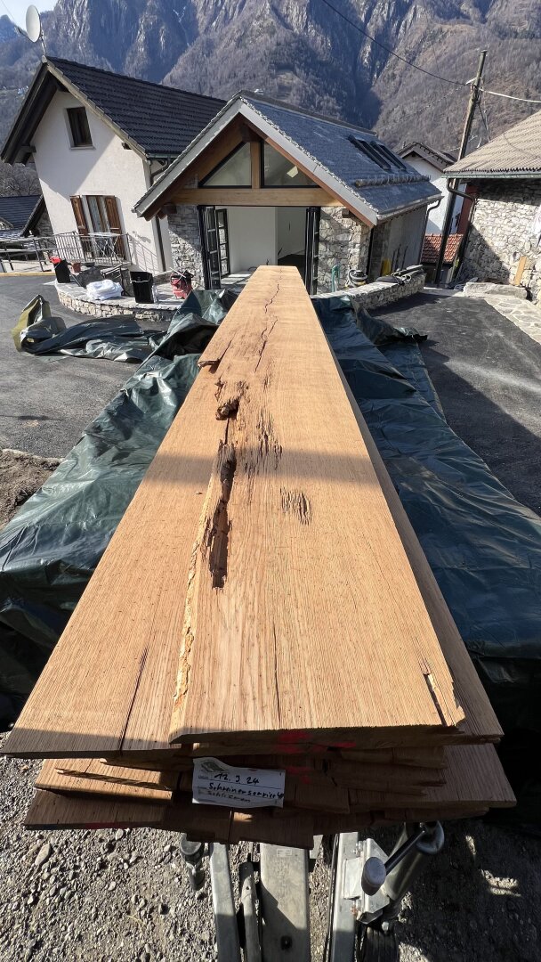 Eine Holzplanke auf einer Plane.