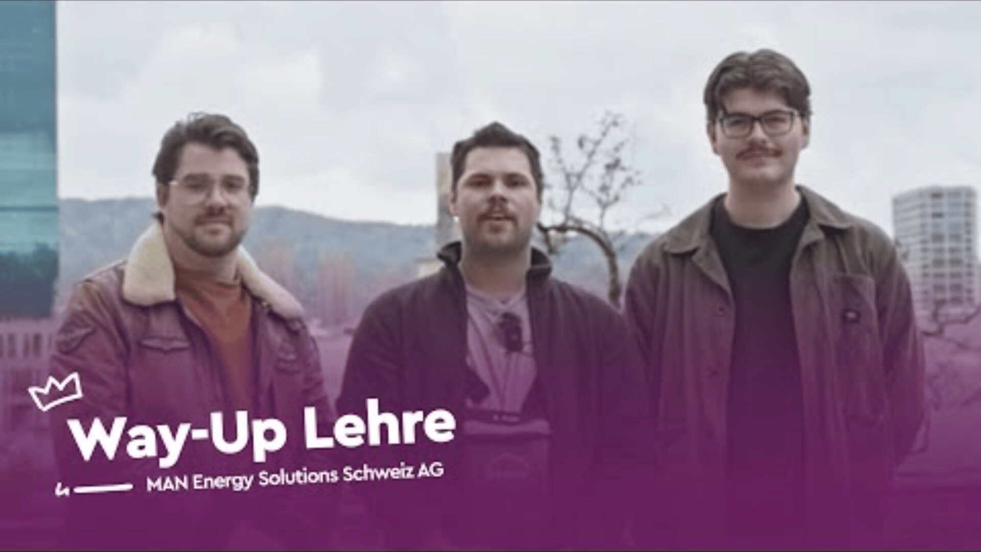 Drei junge Männer stehen im Freien vor Bäumen und Gebäuden und posieren für ein Foto. Unten steht in violetter Schrift "Way-Up Lehre - MAN Energy Solutions Schweiz AG".
