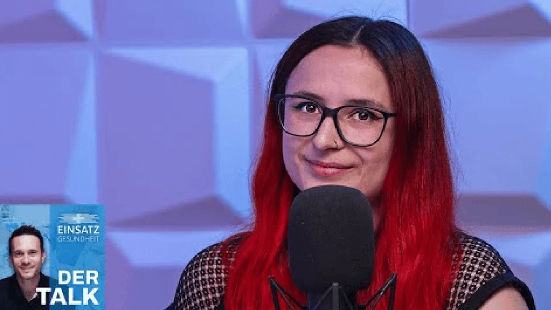 Eine Person mit langen roten Haaren und Brille sitzt vor einem Mikrofon und lächelt. Der Hintergrund zeigt ein geometrisches blaues Muster. In der unteren linken Ecke befindet sich ein kleines Podcast-Werbebild mit einem Mann und deutschem Text.