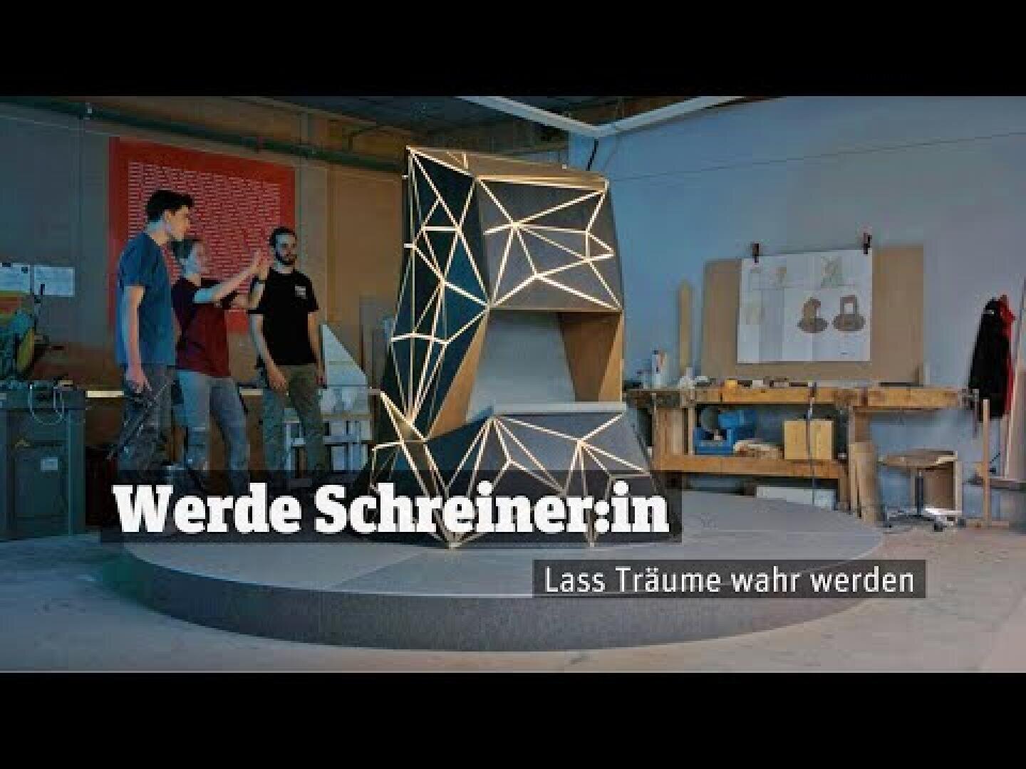 Drei Personen stehen in einer Werkstatt neben einer modernen, geometrischen Holzstruktur mit leuchtenden Linien. Der Text lautet Werde Schreiner:in und Lass Träume wahr werden.