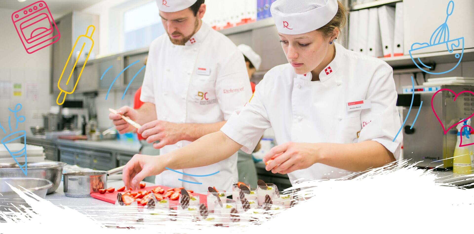 Zwei Konditoren in weißen Uniformen und Mützen bereiten in einer professionellen Küche Desserts zu, indem sie mit Schokolade überzogene Leckereien und in Scheiben geschnittene Erdbeeren anrichten. Das Bild ist mit bunten Kritzeleien zum Thema Kochen überlagert.