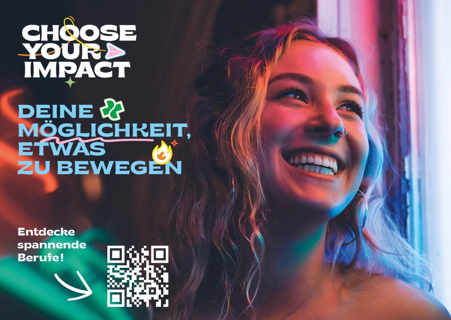 Eine lächelnde junge Frau mit lockigem Haar und Piercings im Gesicht steht an einem Fenster mit bunter Beleuchtung. Der Text lautet: CHOOSE YOUR IMPACT. Deine Möglichkeit, etwas zu bewegen. Entdecke spannende Berufe! und enthält einen QR-Code.