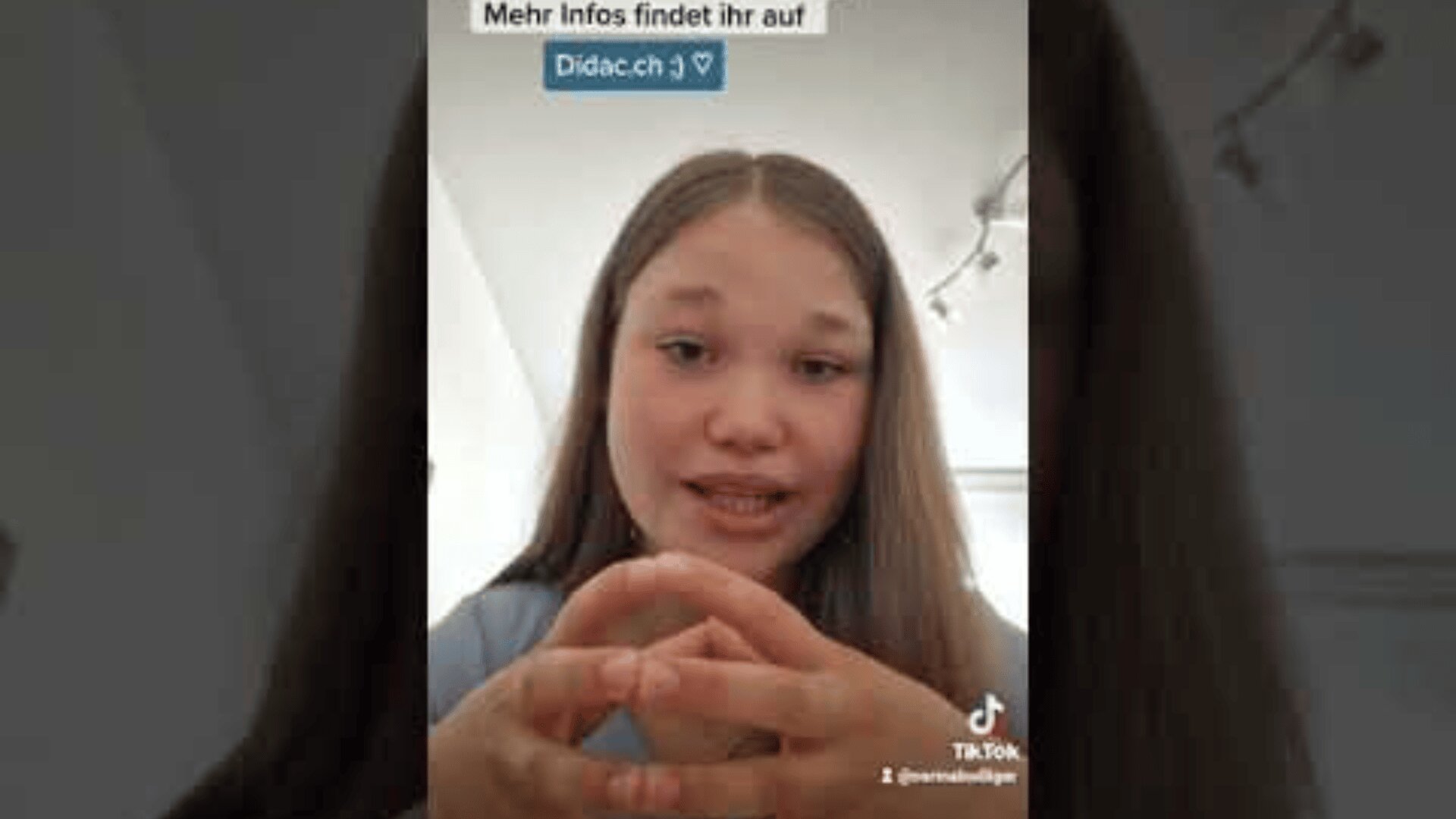 Eine junge Frau mit langen braunen Haaren gestikuliert mit ihren Händen, während sie in die Kamera spricht. Der Text über ihr lautet: "Mehr Infos findet ihr auf Didac.ch". Das TikTok-Logo und der Benutzername sind unten rechts zu sehen.