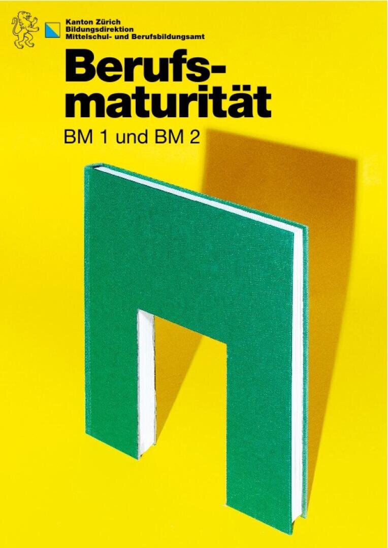 Ein grünes Buch mit einem rechteckigen Ausschnitt steht aufrecht auf einem leuchtend gelben Hintergrund. Der deutsche Text in Schwarz und Blau lautet: Berufsmaturität BM 1 und BM 2, mit Logos und zusätzlichem Text oben links.